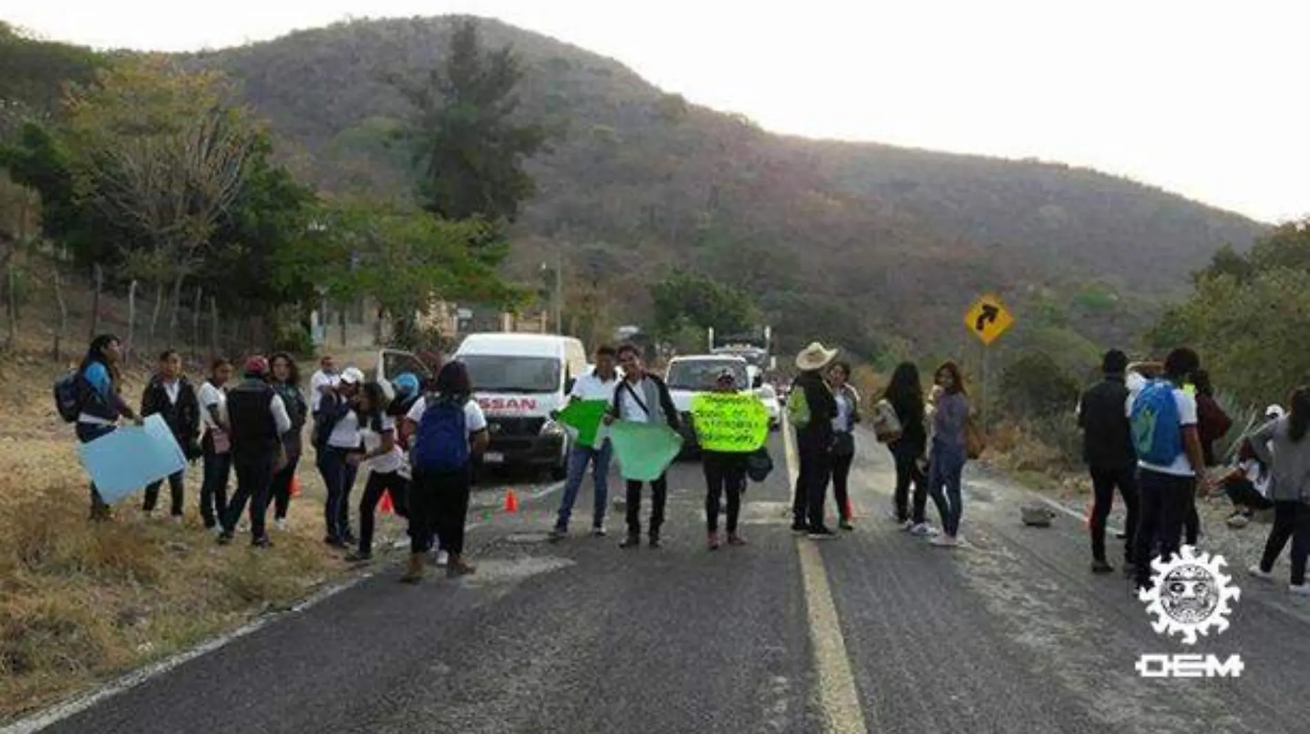 Iguala - Bloqueo en la carretera, impidieron el tránsito vehicular